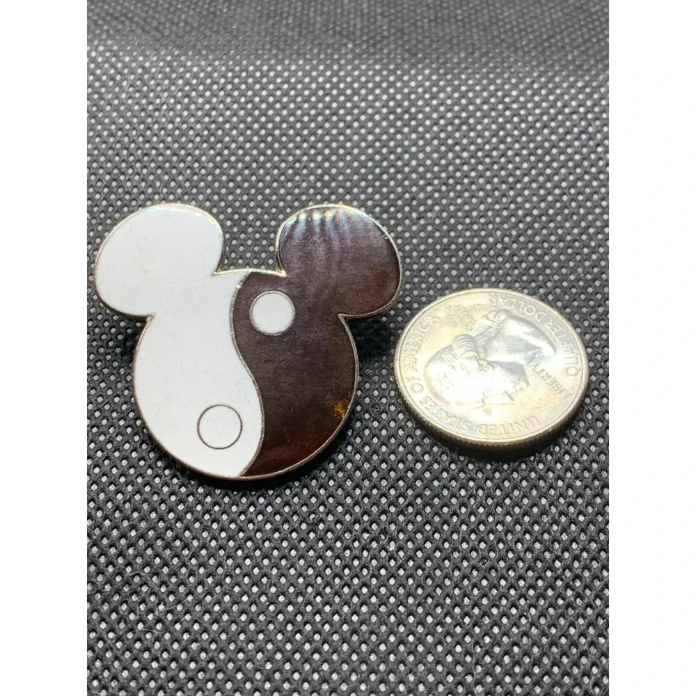 Vtg 2000 yin and yang Mickey Mouse Head icon Disney pin AUTHENTIC black white